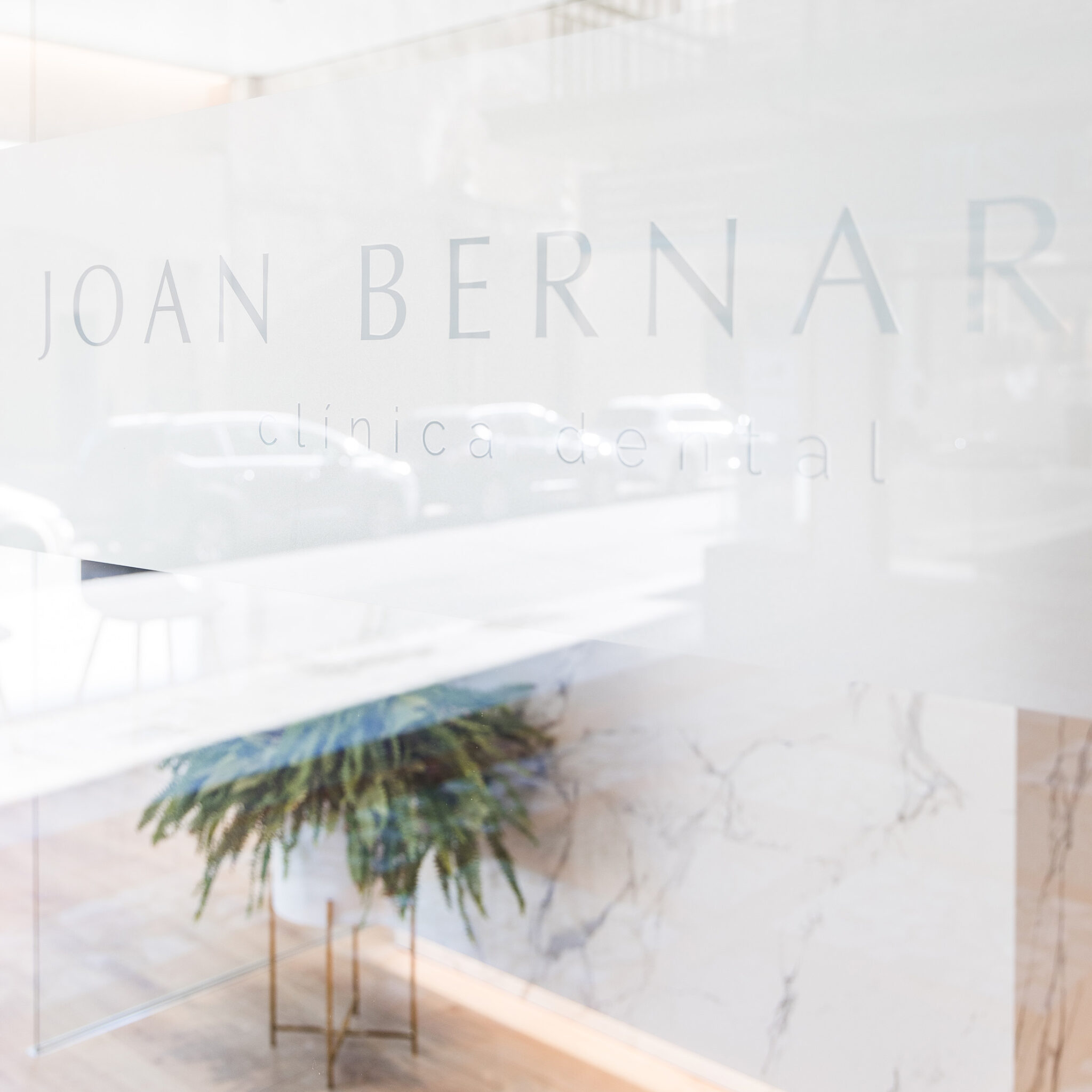 Identidad corporativa y señalética clínica dental — Low-Fi Studio Valencia
